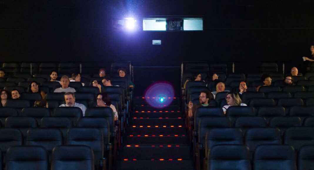 Cinemas voltam a ativa com suavização da pandemia