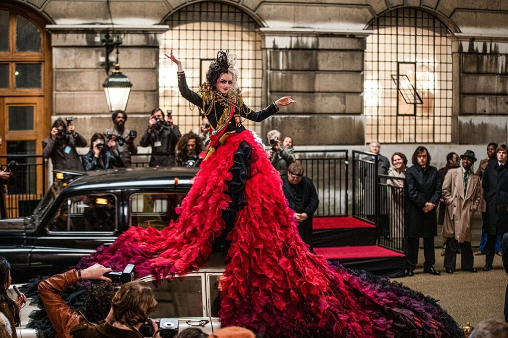 Cinemas: Cruella esbanjando estilo e beleza.