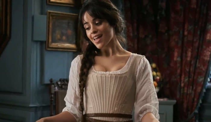 Camila Cabello em uma das cenas de Cinderela.