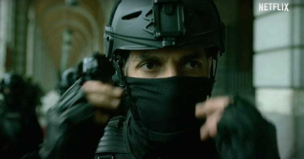 Policiais a postos para invadir o Banco.