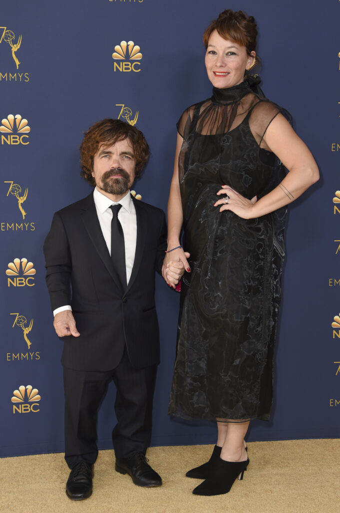 Peter Dinklage ao lado de sua mulher.