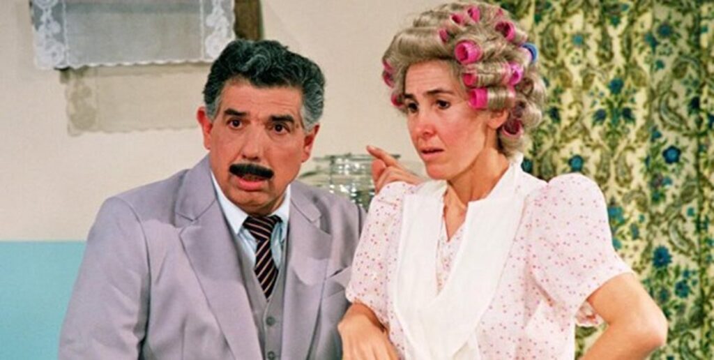 Os intérpretes de Profesor Girafales e Dona Florinda em gravação de Chaves, no final dos anos 1980