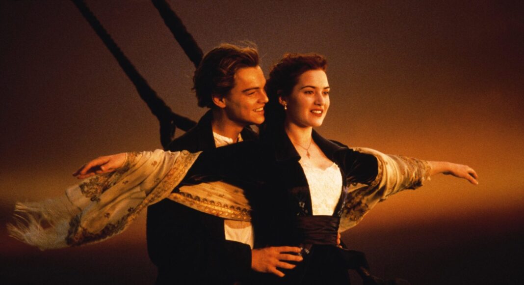 Jack e Rose na proa do Titanic.