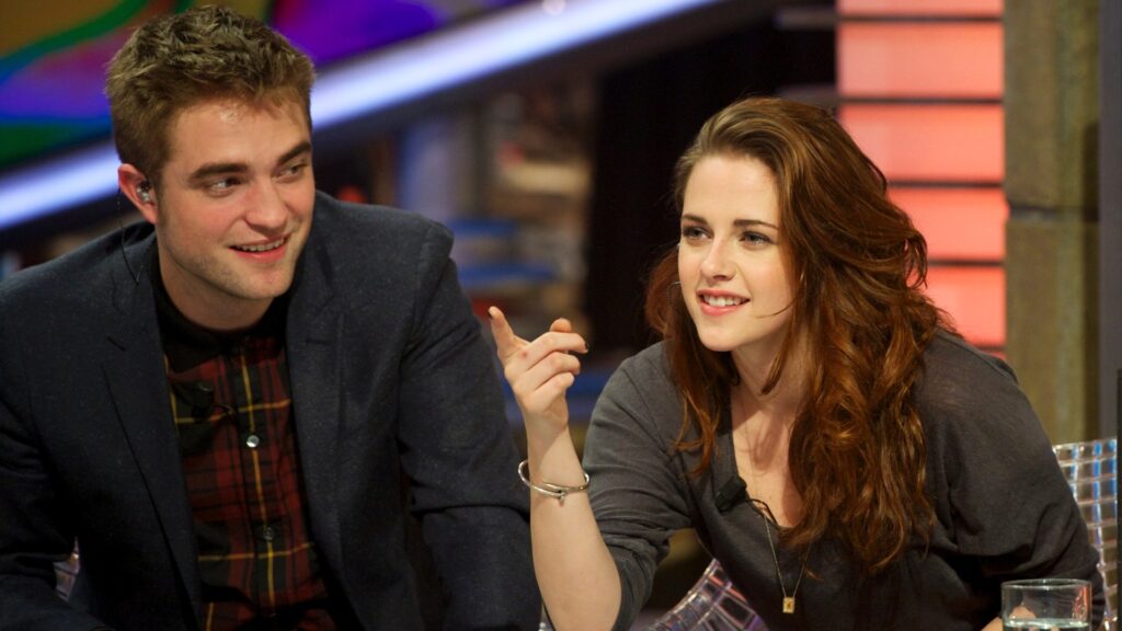 Robert e Kristen sendo entrevistados.