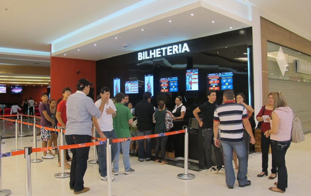 Fila em cinema do Acre.